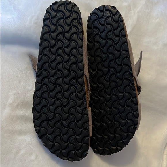 Birkenstock Tan Sandals with Contoured Footbed NWOT - Picture 5 of 9